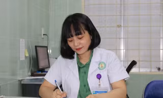 Nữ bác sĩ xinh đẹp gần 20 năm sống với 'thế giới người điên'