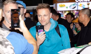 4 thành viên Westlife đổ bộ xuống sân bay Tân Sơn Nhất 