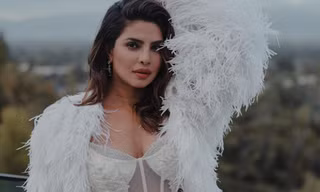 Hoa hậu Thế giới Priyanka Chopra mặc xuyên thấu ở tuổi 41