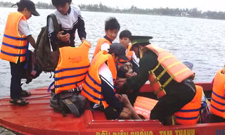 Dùng ca nô quân đội đưa học sinh vượt sông dữ