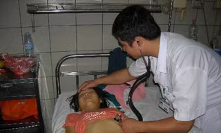 Một bệnh nhi ngộ độc chì đang được điều trị tại Khoa Nhi, BV. Bạch Mai.
