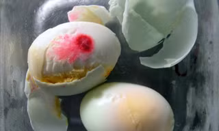 Xuất hiện trứng vịt có màu đỏ lạ