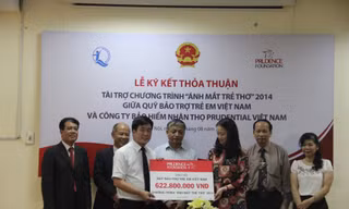  Bà Nguyễn Phương Anh, Giám đốc Huấn luyện và Hỗ trợ Cộng đồng Cty Prudential Việt Nam trao khoản tài trợ cho Quỹ Bảo trợ Trẻ em Việt Nam trước sụ chứng kiến của ông Doãn Mậu Diệp - Thứ trưởng Bộ Lao động -Thương binh và Xã hội 