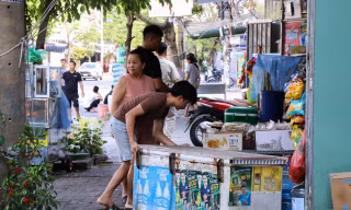 Người dân hỗ trợ lực lượng chức năng kẻ vạch, phân định vỉa hè dành cho người đi bộ