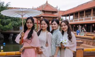'Nàng thơ’ xúng xính áo dài chụp ảnh Tết ở Đà Nẵng 