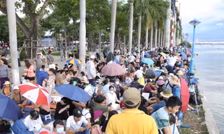Đông nghịt người trải bạt 'xí chỗ' xem đêm pháo hoa trong mơ