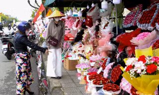 Valentine ở Đà Nẵng: Hoa quà mòn mỏi 'ngóng' khách