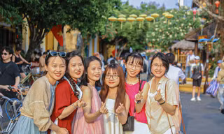 Giới trẻ nô nức đến phố cổ Hội An trong ngày giỗ Tổ Hùng Vương