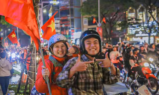 Hàng nghìn người dân Đà Nẵng đổ ra đường ăn mừng Việt Nam chiến thắng