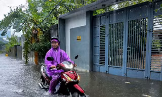 Mưa trắng trời, nhiều tuyến phố Đà Nẵng ngập sâu trong biển nước