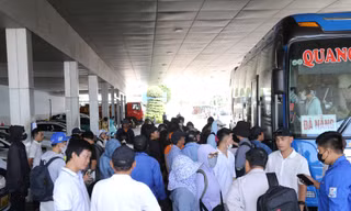 Người dân ‘tay xách nách mang’ trở lại thành phố sau lễ