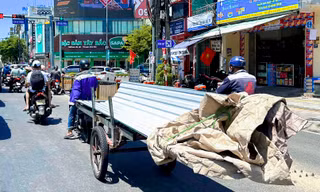 Hiểm họa rình rập từ xe ba gác chở cồng kềnh trên đường phố