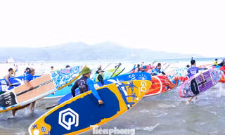 Chèo SUP nở rộ trên biển, Đà Nẵng khuyến cáo người chơi 