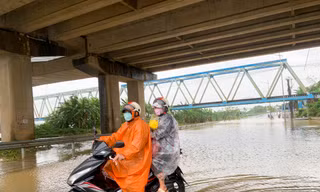 Người dân bì bõm lội qua tuyến đường hễ mưa là ngập