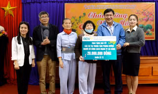 Ngân hàng BIDV và báo Tiền Phong thăm, tặng quà người có công với cách mạng tại Đà Nẵng