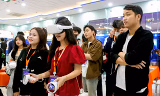 Bạn trẻ thích thú trải nghiệm công nghệ GenAI 2025 tại Đà Nẵng