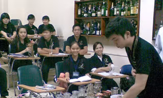Học sinh Trường trung cấp nghề Khôi Việt thực hành pha chế . Ảnh: Minh Giảng (Tuổi Trẻ)