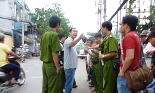 Ngã xuống đường bị xe buýt cán chết