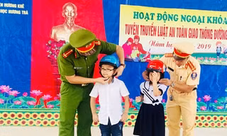 Hướng dẫn cho các em cách sử dụng mũ bảo hiểm đúng quy cách