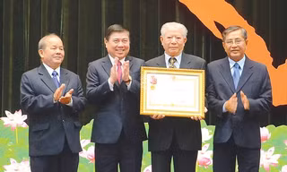Chủ tịch UBND TPHCM Nguyễn Thành Phong trao Huân chương Lao động hạng nhất của Chủ tịch nước cho Hội Bảo trợ bệnh nhân nghèo TP.