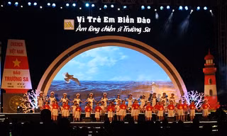 BẢN TIN TÌNH NGUYỆN: Trao học bổng cho học sinh ở Trường Sa