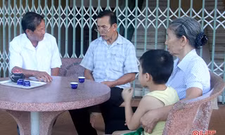 Bác sỹ tư vấn sức khỏe cho gia đình có 3 thế hệ nhiễm chất độc da cam tại trung tâm