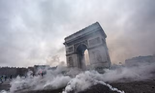 Bạo động chuyển hóa thành bạo lực ở Paris