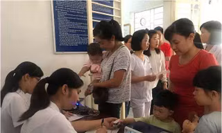 Các bé được khám sàng lọc trước khi vào khám tại bàn bác sĩ.