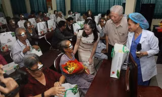 Tặng quà cho bệnh nhân