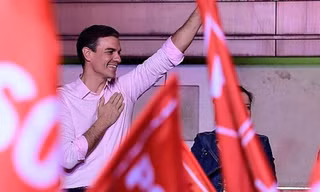 Thủ tướng Tây Ban Nha Pedro Sanchez tuyên bố chiến thắng trong cuộc bầu cử trước đám đông người ủng hộ