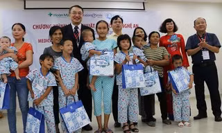 Đại diện Nhà tài trợ và Ban tổ chức trao quà cho các trẻ em có hoàn cảnh đặc biệt khó khăn. 