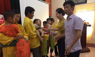CLB tặng quà tại BV Phục Hồi chức Năng tỉnh Ninh Bình ngày 01/6/2018