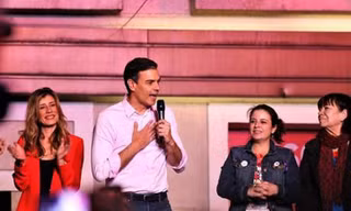 Thủ tướng Tây Ban Nha Pedro Sanchez của Đảng Công nhân XHCN (PSOE) phát biểu trước đám đông cử tri ủng hộ sau khi giành chiến thắng trong cuộc bầu cử vừa qua