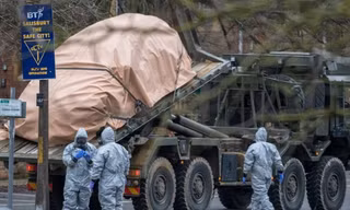 Lực lượng điều tra của Anh tại hiện trường vụ đầu độc ông Skripal và con gái hồi tháng 3.2018 