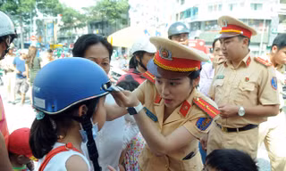 BẢN TIN TÌNH NGUYỆN: Cảnh sát giao thông tặng mũ bảo hiểm cho trẻ em