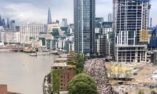 Người biểu tình Anh tiến về ĐSQ Mỹ ở phía Nam thủ đô London. Ảnh: Joey Kong.