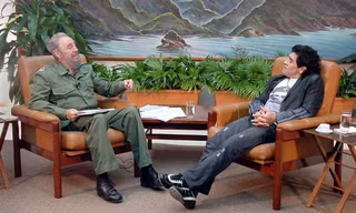 Sinh thời, Diego Maradona rất mực kính trọng vị lãnh tụ Cuba, Fidel Castro. Ảnh: Archyde.