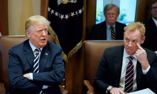 Bộ trưởng Quốc phòng Mỹ Patrick Shanahan (phải) vừa có chuyến đi bất ngờ đến Afghanistan