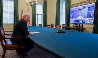 Thủ tướng Anh Boris Johnson trong một buổi trao đổi trực tuyến với các lãnh đạo cấp cao bên phía EU. Ảnh: Phố Downing.
