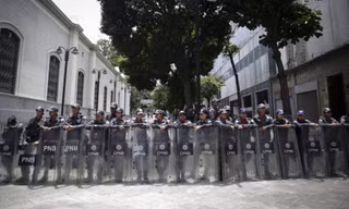 Các nghị sĩ bị lực lượng an ninh ngăn không cho vào tòa nhà Quốc hội Venezuela