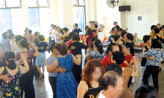 Sàn nhảy - bến đỗ của những cuộc tình trớ trêu