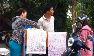 Trứng gà siêu rẻ tràn xuống vỉa hè Sài Gòn