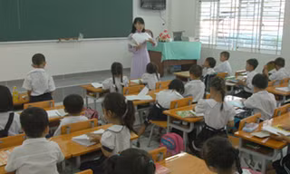 Thu ngoài học phí, nhìn nhận thế nào?