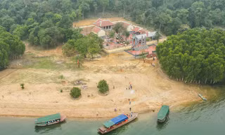 Đền thờ anh hùng liệt sỹ tại trận địa sân bay dã chiến LiBi trong lòng hồ Kẻ Gỗ 