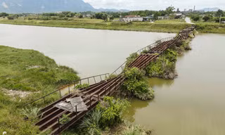Ám ảnh 2 cây cầu sắt bị bỏ hoang trên kênh thoát lũ