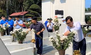 Anh Bùi Quang Huy dâng hương tại ngã ba Đồng Lộc và Khu tưởng niệm anh Lý Tự Trọng