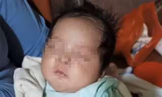 Bé trai sơ sinh bị bỏ rơi trước cổng nhà dân
