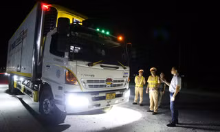 Tước quyền sử dụng phù hiệu ô tô tải chở quá tải trọng trên đường ven biển Hà Tĩnh