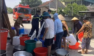 Hồ đập trơ đáy, lực lượng chức năng dùng xe chữa cháy tiếp tế nước sạch cho 12.000 hộ dân