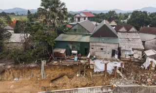 Ngày đêm xây kè khắc phục sạt lở bờ sông ở Hà Tĩnh